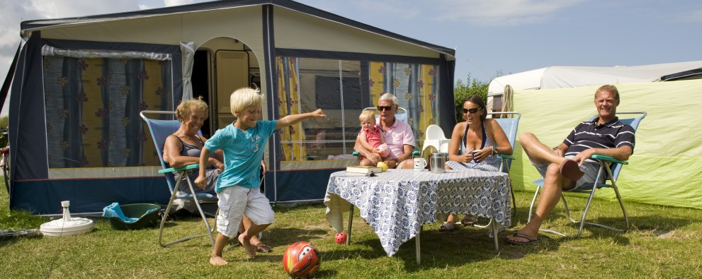Lekker voetballen voor de tent_comfortplaats.jpg