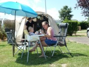gezin op de camping