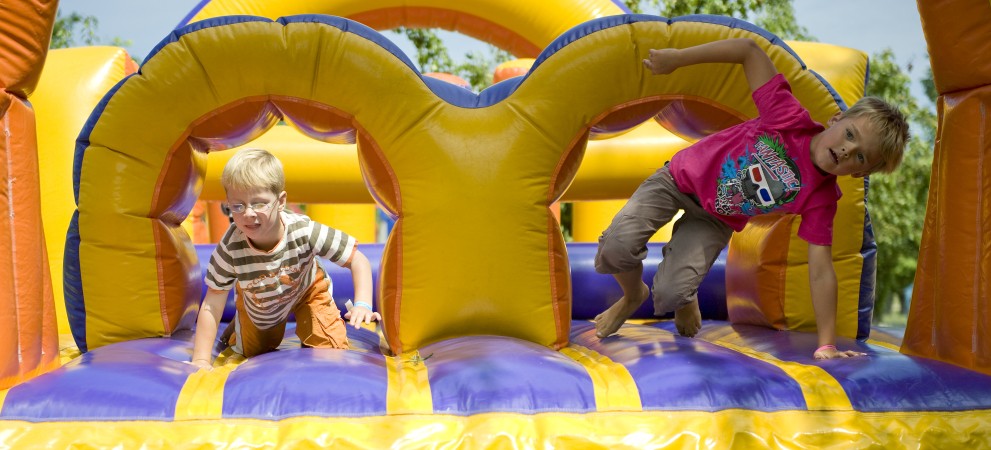 Kinderen spelen op luchtkussen