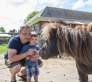 Femmie krijgt een snoepje familie vakantie Camping International