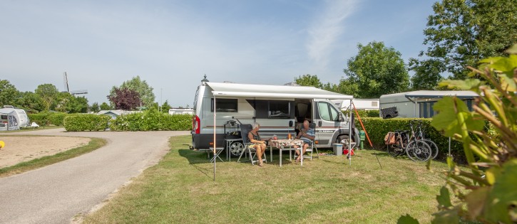 plaats 108 met camperbusje 3.jpg