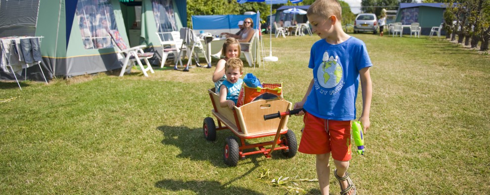 Skelter jonge kids op de camping
