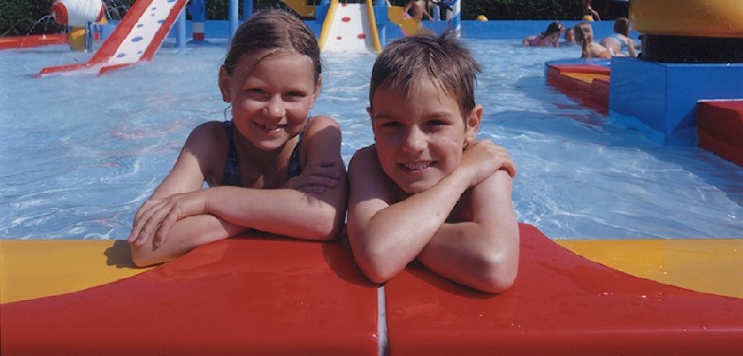 Genieten van het zwembad op de camping.jpg