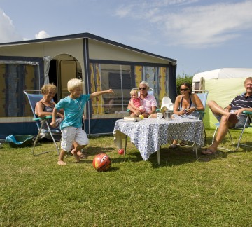 voetballen op de kampeerplek.jpg